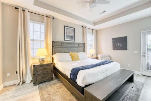 een slaapkamer met een groot bed met een houten hoofdeinde bij Modern 4BR Retreat with Fire Pit in Bentonville