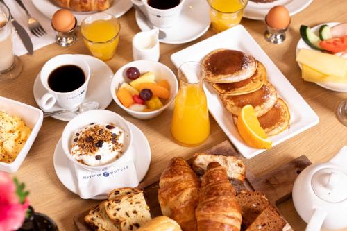 une table garnie de produits du petit-déjeuner, de café et d'œufs dans l'établissement Fletcher Hotel-Restaurant Leidschendam – Den Haag, à Leidschendam