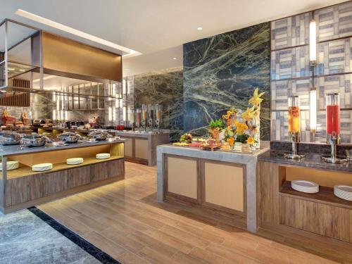 cocina grande con barra grande con comida en Mercure Pangkalan Bun, en Pangkalan Bun