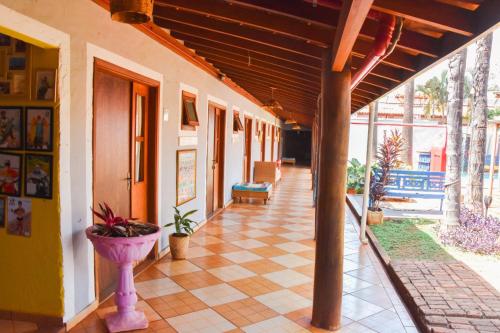 un corridoio di una casa con pavimento in piastrelle di O Sole Mio - Hotel Pousada a Planura