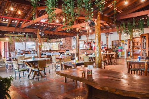 un ristorante con tavoli e sedie in una stanza di O Sole Mio - Hotel Pousada a Planura