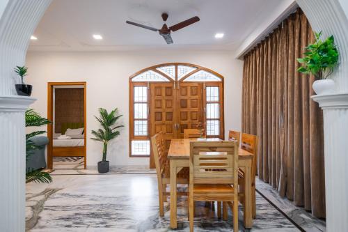 DharampurにあるAnji Retreatの木製のテーブルと椅子のあるダイニングルーム