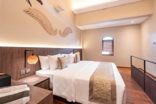 ein Schlafzimmer mit einem großen Bett in einem Zimmer in der Unterkunft Baliris Home Boutique Legian in Seminyak