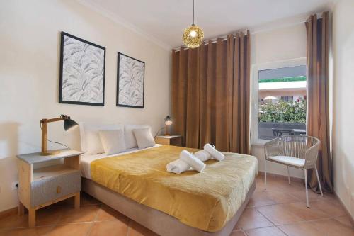 En eller flere senge i et værelse på 1G Apt Rosmaninho