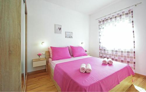 Lovely Apartment In Makarska With Lake View