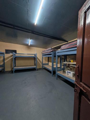 Giường trong phòng chung tại Highway Dorm Mylliem