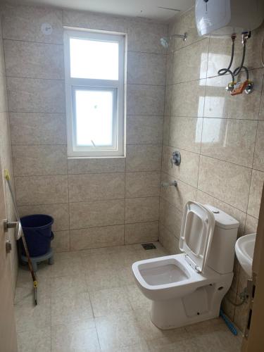 Et badeværelse på Radha Palace near prem mandir