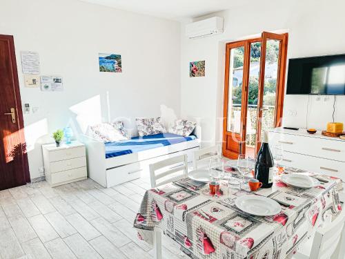 ein weißes Zimmer mit einem Tisch und einem Bett in der Unterkunft Giuliana 4 in Campese