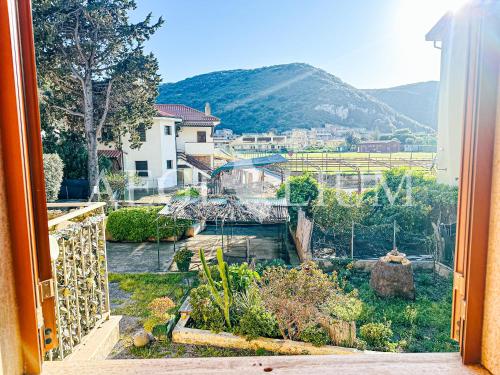 Blick auf den Garten aus dem Fenster in der Unterkunft Giuliana 4 in Campese