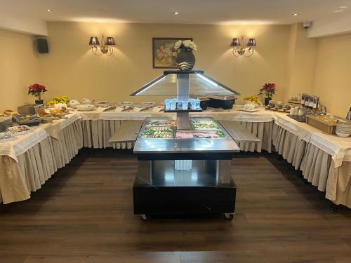 una sala da pranzo con tavoli con tovaglie bianche di Classic Inn Hotel by Radacini a Braşov