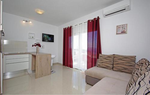 Lovely Apartment In Makarska With Lake View