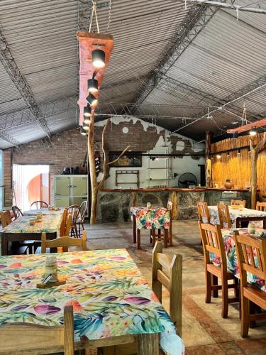 ein Esszimmer mit Tischen und Stühlen und eine Küche in der Unterkunft Villa Marta Casa de Campo in San Lorenzo