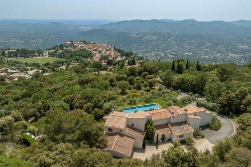 Общий вид на горы или вид на горы из дома для отпуска