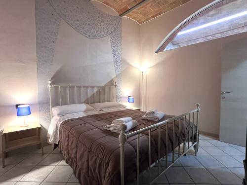 ein Schlafzimmer mit einem großen Bett mit zwei Handtüchern darauf in der Unterkunft Il Nido delle Logge in Siena