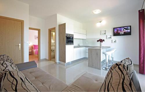 Lovely Apartment In Makarska With Lake View