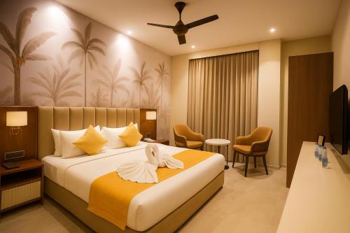 卢迪亚纳Crown Palazzo的一间带床和电视的酒店房间