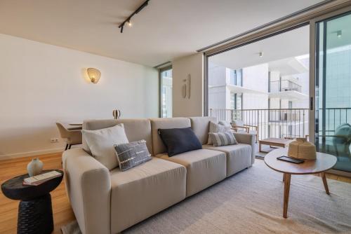 a living room with a couch and a table at Bayline Solaris 4 in Armação de Pêra