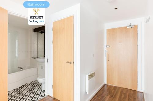 Koupelna v ubytování Masshouse 2BDR Flat By Emporium Property Management Short Lets & Serviced Accommodation Birmingham With Balcony & Close To Central Massplaza