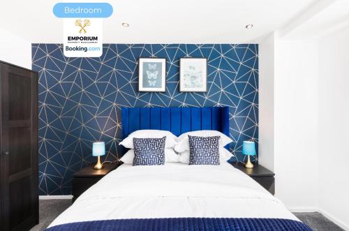 Postel nebo postele na pokoji v ubytování Masshouse 2BDR Flat By Emporium Property Management Short Lets & Serviced Accommodation Birmingham With Balcony & Close To Central Massplaza