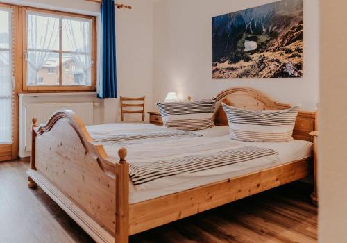 een slaapkamer met twee bedden in een kamer bij Gästehaus Wechs in Bad Hindelang