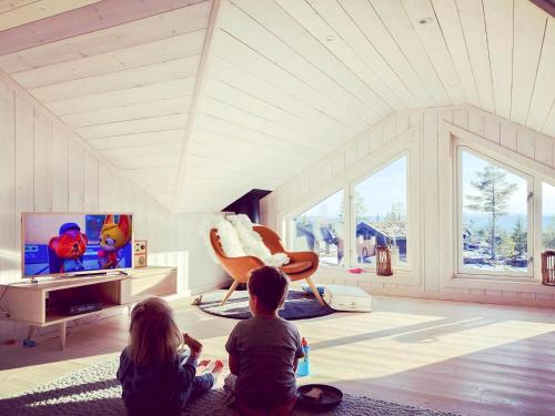 Et tv og/eller underholdning på Family Cabin With Views In Lygnalia