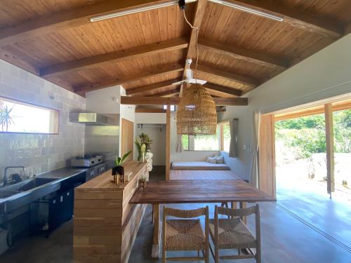 una cucina con un tavolo di legno e una sala da pranzo di 月みるいえ ad Akaogi