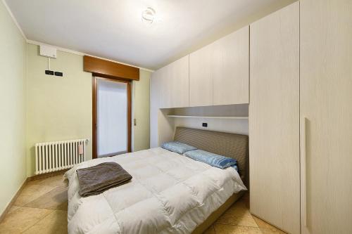 ein Schlafzimmer mit einem großen Bett in einem Zimmer in der Unterkunft Residence Le Ante - Cadore in Santo Stefano di Cadore