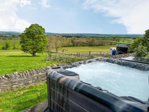 een jacuzzi met uitzicht op een veld bij Cross Keys Farm in Startforth