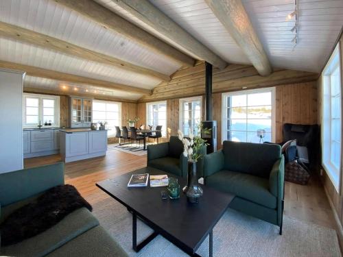 ein Wohnzimmer mit zwei Sofas und einem Tisch in der Unterkunft Cabin With Panoramic View In Synnfjell in Nord Torpa