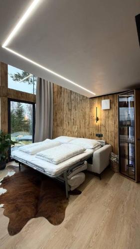 En eller flere senge i et værelse på Lodge Amore - Mirrored Forest Retreat