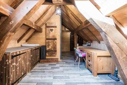 ein Dachzimmer mit Holzbalken und Schreibtisch in der Unterkunft Chalet Saint Sorlin in Saint-Sorlin-dʼArves