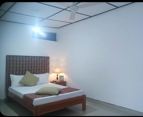 1 dormitorio con 1 cama con techo en NK Hotel and Restaurant, en Matale