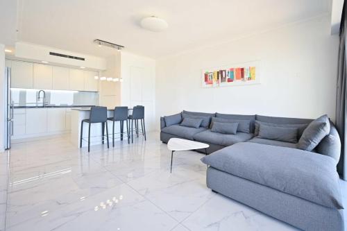 Køkken eller tekøkken på Modern 2BR Amazing Sea View W/Parking by HolyGuest