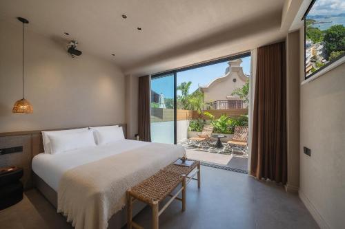 Ένα ή περισσότερα κρεβάτια σε δωμάτιο στο Gulangyu Yuxi · Tinghai Hotel