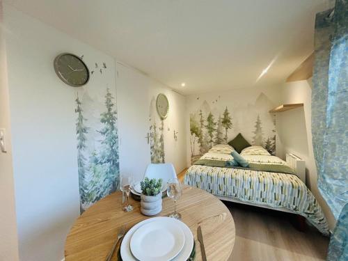 ein Schlafzimmer mit einem Bett und einem Tisch mit einem Teller darauf in der Unterkunft Casa Nature in Les Ponts-de-Cé