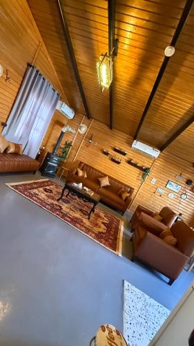 an overhead view of a living room with couches at كوخ سترين in Tabuk