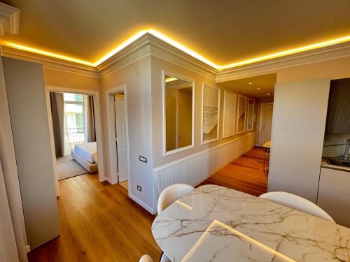 En eller flere senge i et værelse på Royal Suite Apartment