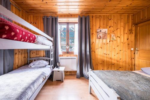 テルミニヨンにあるLe Gypaete Val Cenisの二段ベッド2台と窓のある寝室