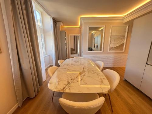 Et opholdsområde på Royal Suite Apartment