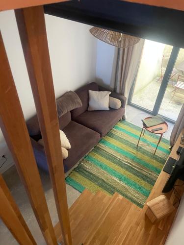 - un salon avec un canapé dans l'établissement Petite maison au centre de Mirepoix, à Mirepoix