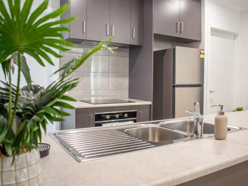 Kuchyň nebo kuchyňský kout v ubytování The Hideaway Your Little Slice of Local Luxe