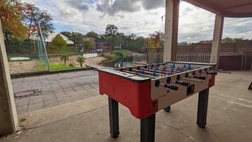 a ping pong table sitting in front of a building at Gruppenunterkunft am Waldsee in Krefeld
