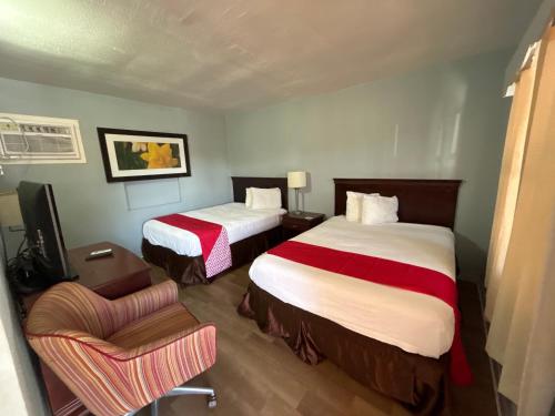 Giường trong phòng chung tại Stevens Motel by Capital O Ocala US 27