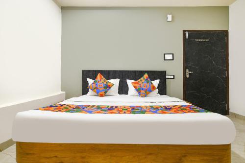 Postel nebo postele na pokoji v ubytování FabHotel Paradise Inn