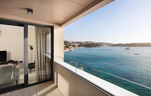 ein Balkon mit Blick auf das Wasser in der Unterkunft Hotel Vallum by St Pietro in Cavtat