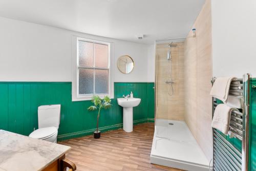 Harbourside Heaven in Bristol - Sleeps 8 photo 16