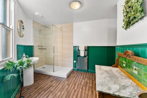 Harbourside Heaven in Bristol - Sleeps 8 photo 4