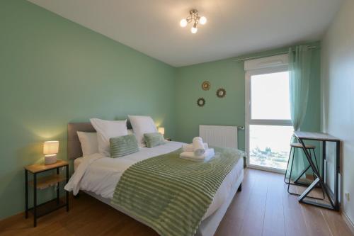 AitonにあるLe Mirad'or - Wifi Parking Terrasseの緑の壁のベッドルーム1室(窓付)