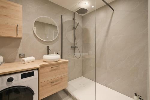 AitonにあるLe Mirad'or - Wifi Parking Terrasseのシャワー、洗面台、鏡を備えたバスルーム