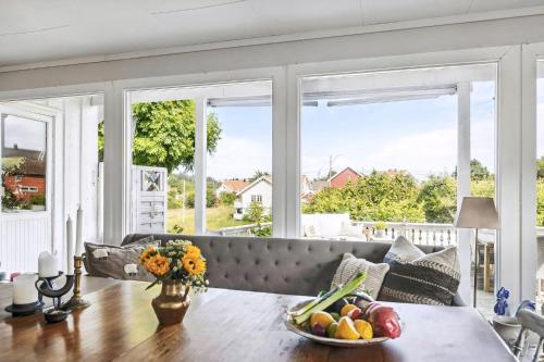 ein Wohnzimmer mit einem Sofa und einem Tisch mit Obst in der Unterkunft Family Cabin With A View in Mandal